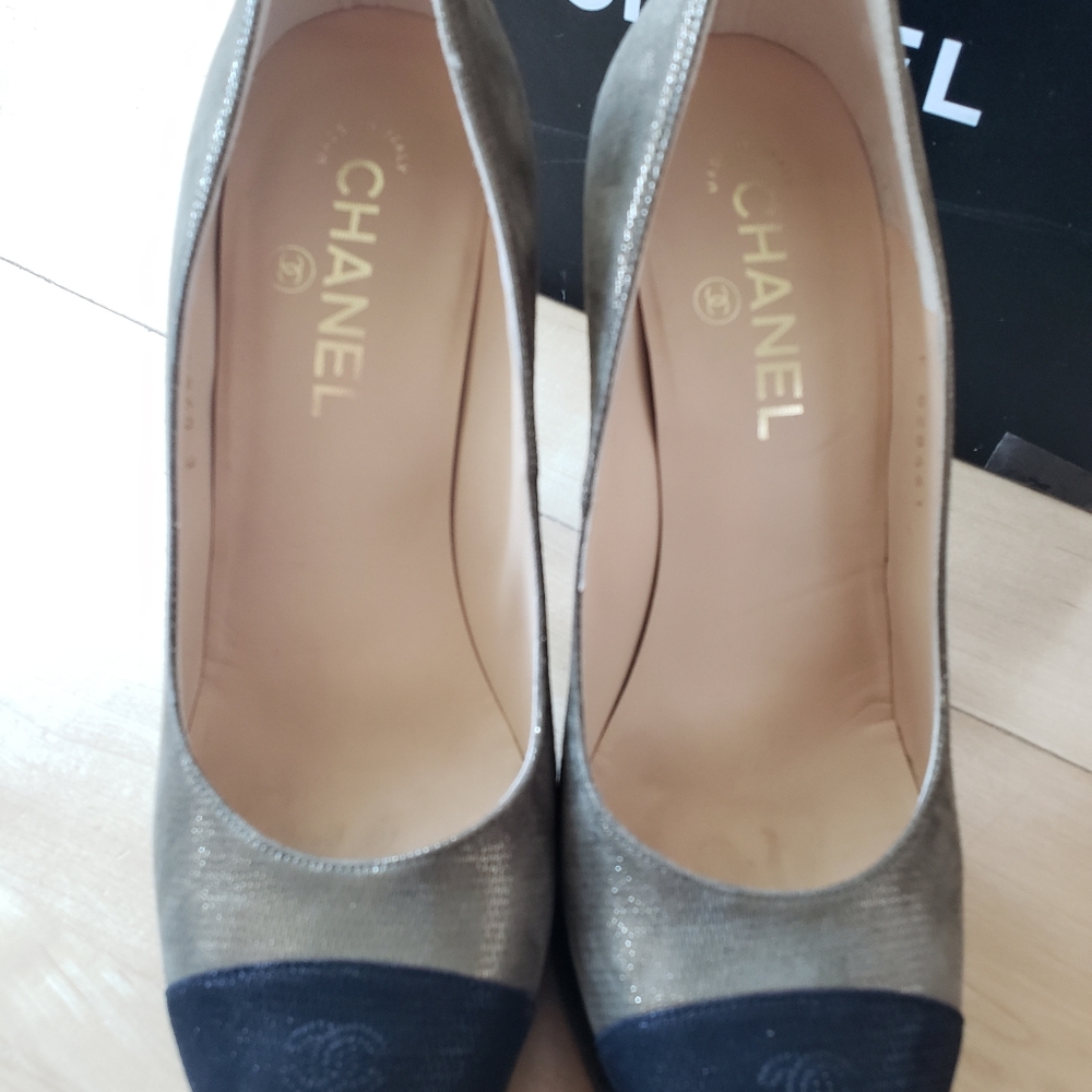sold ✅Chanel Two-tone Round Cap Toe Escarpins Pumps 39.5 - Picture 2 of 10